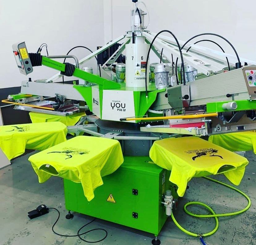 Flat screen printing with automatic carriage